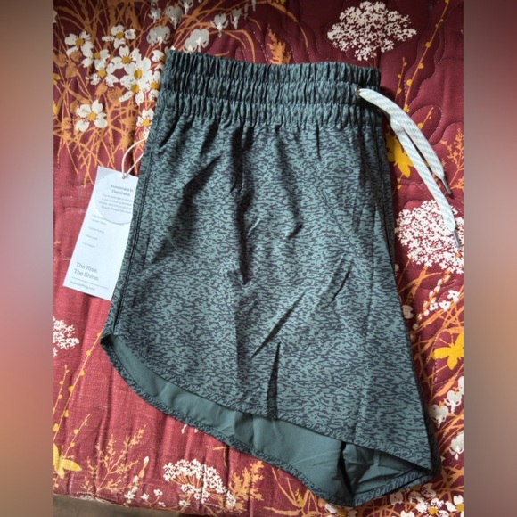 Vuori Green Athletic Shorts with Dolphin Hem Size XL - Picture 7 of 8